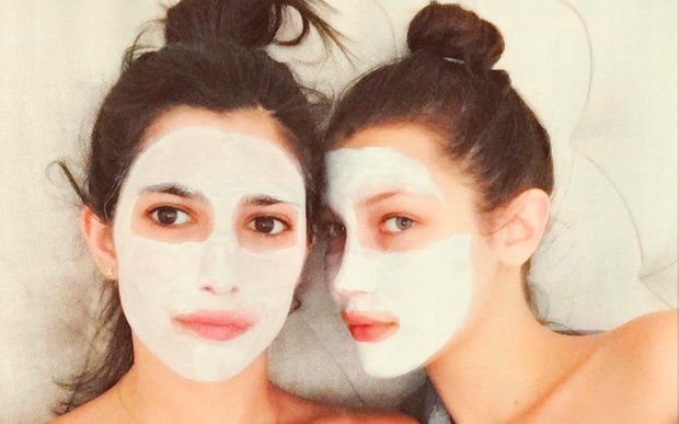 bella-hadid-mascara-facial65194 bella-hadid-mascara-facial