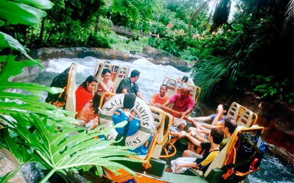 As florestas da Ásia são o cenário para este passeio de bote no rio Chakranadi River. Se prepare para se molhar!