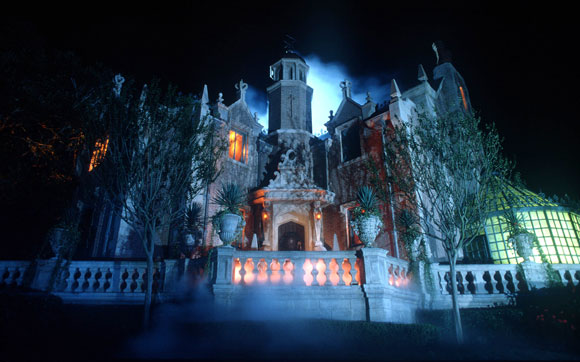 Em Haunted Mansion, visite uma mansão mal-assombrada por 999 fantasmas. Fica no parque Magic Kingdom, no Walt Disney World Resort, em Orlando.