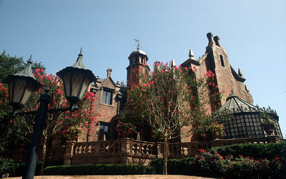 Em Haunted Mansion, visite uma mansão mal-assombrada por 999 fantasmas. Fica no parque Magic Kingdom, no Walt Disney World Resort, em Orlando.