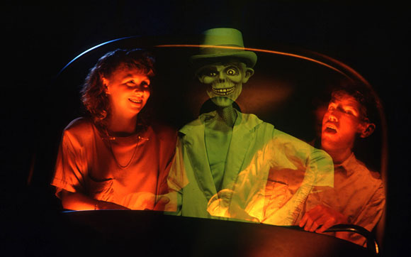 Em Haunted Mansion, visite uma mansão mal-assombrada por 999 fantasmas. Fica no parque Magic Kingdom, no Walt Disney World Resort, em Orlando.