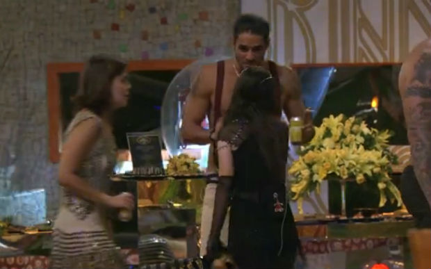 Val se apaixonou por Diego e chegou até a pedir desculpas para Palhaço. Foto: Reprodução