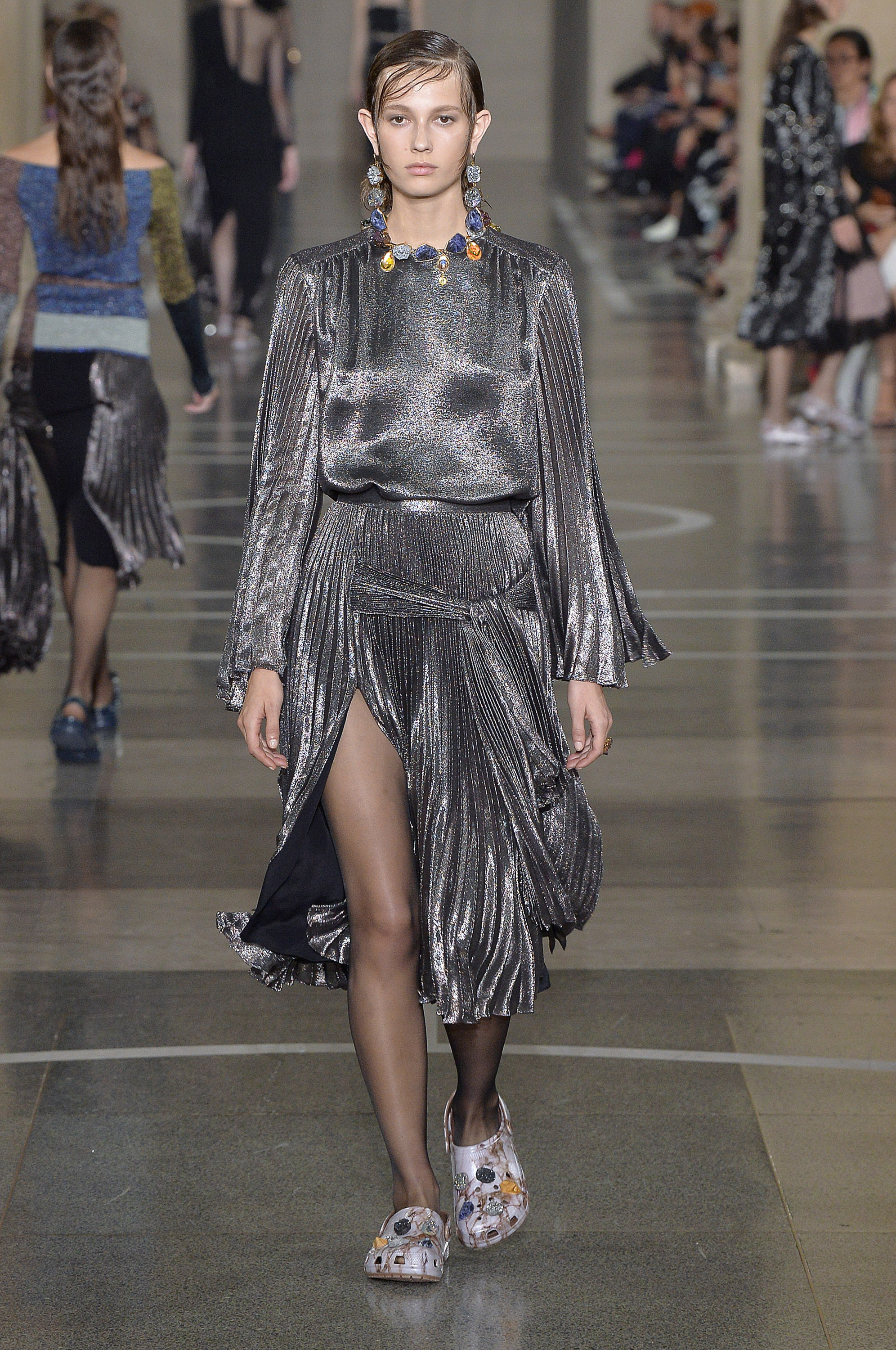 Crocs no desfile da Christopher Kane A marca Christopher Kane apostou em um acessório polêmico para a nova coleção: as crocs! Foto: