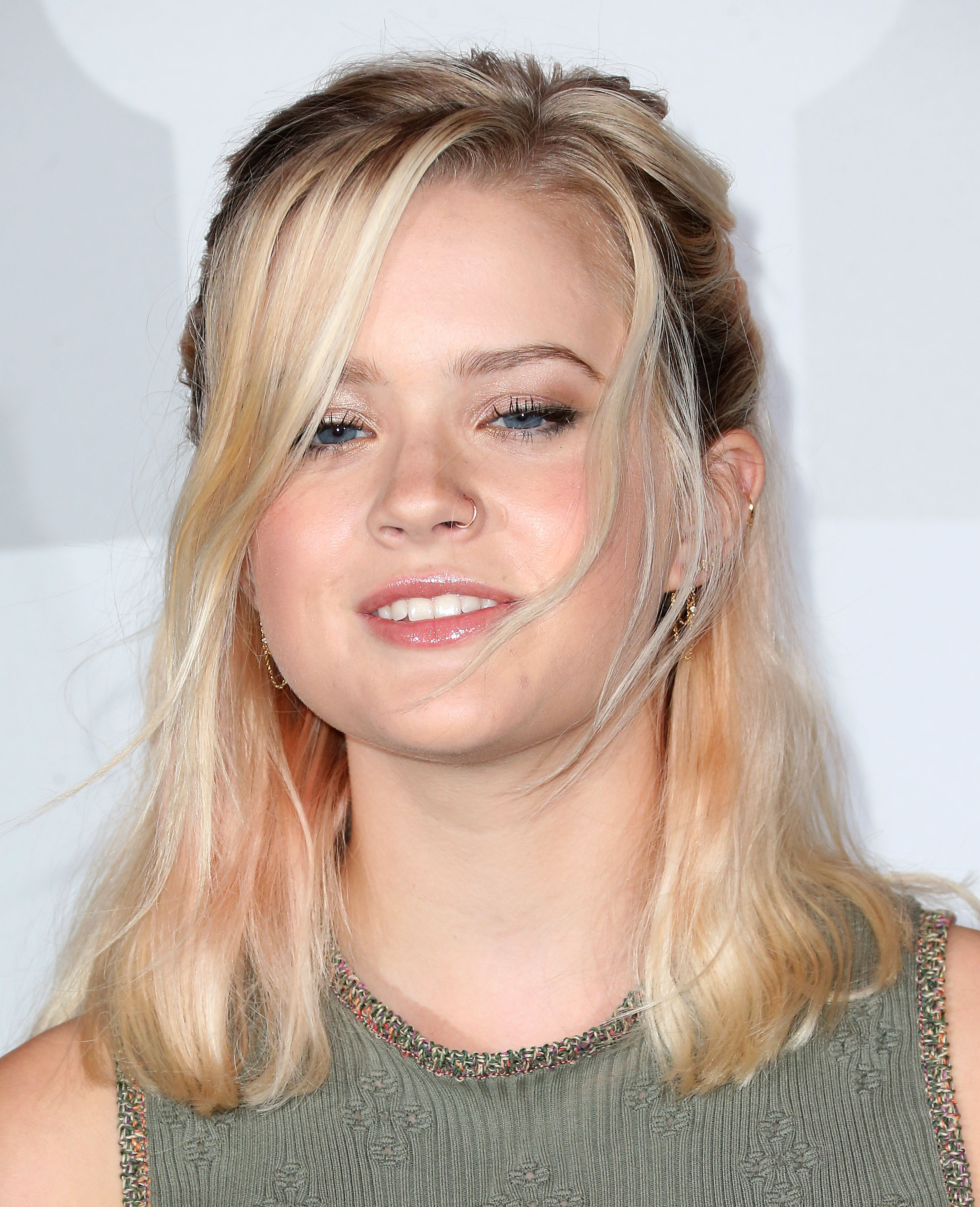 Ava Phillippe faz primeira aparição sozinha no red carpet Preste atenção da Ava Phillippe: a filha da atriz Reese Whiterspoon já provou que é superestilosa! Foto: