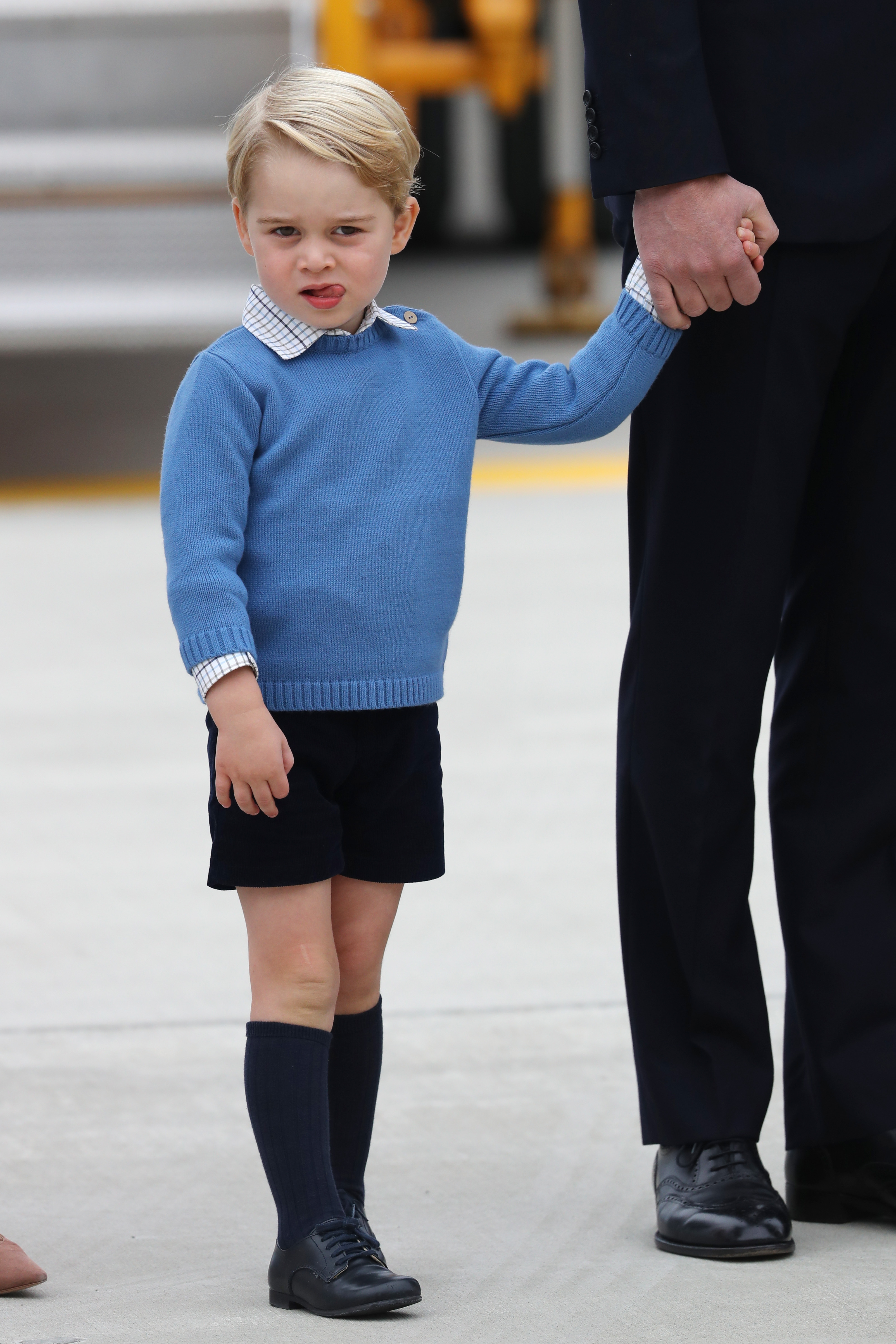 Kate Middleton, George e Charlotte usam look combinandinho Como lidar com o príncipe George usando short e meias altas? Muito fofo! Foto: