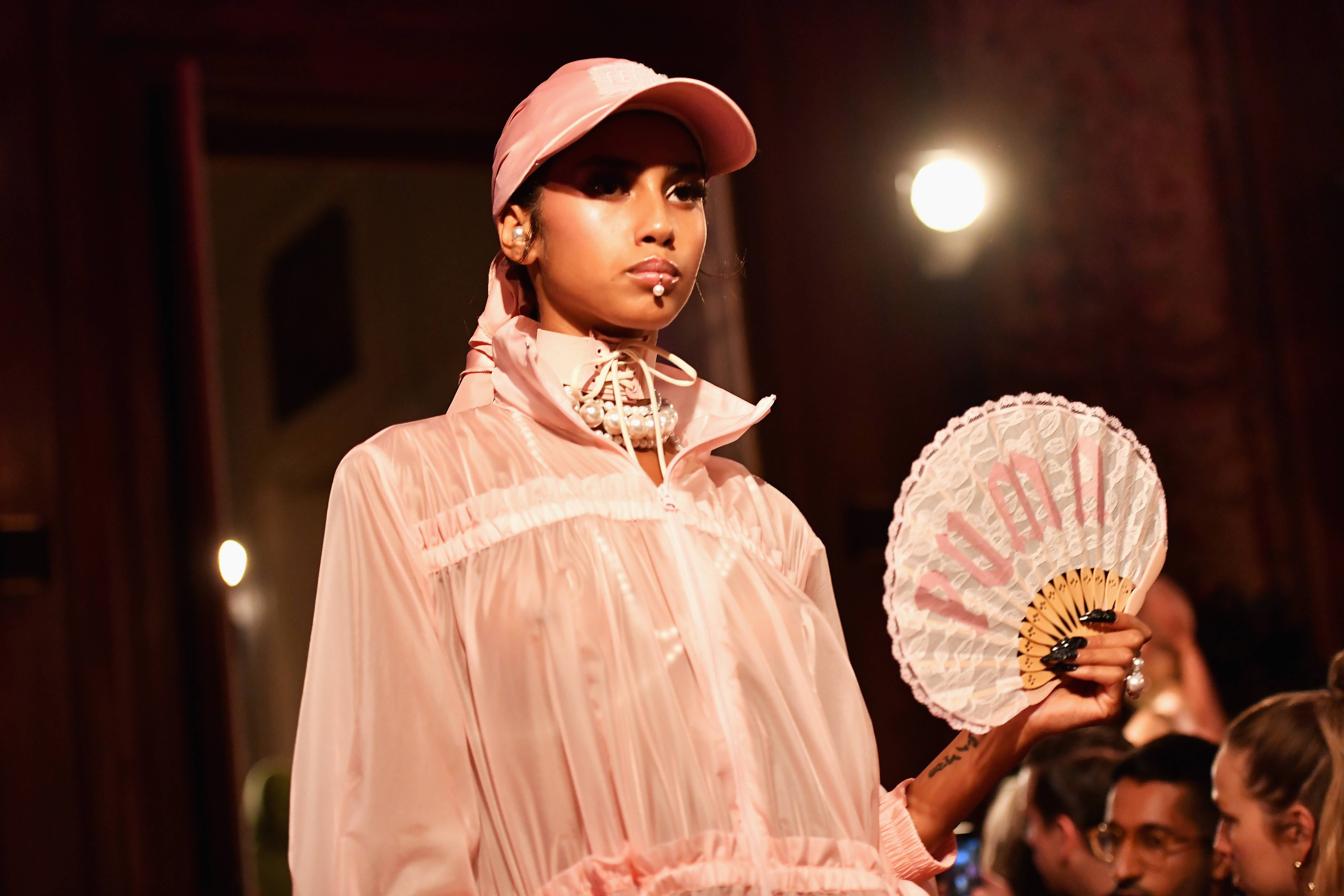 No desfile da FentyXPuma, piercing de boca chamou a atenção das fashionistas! Foto: