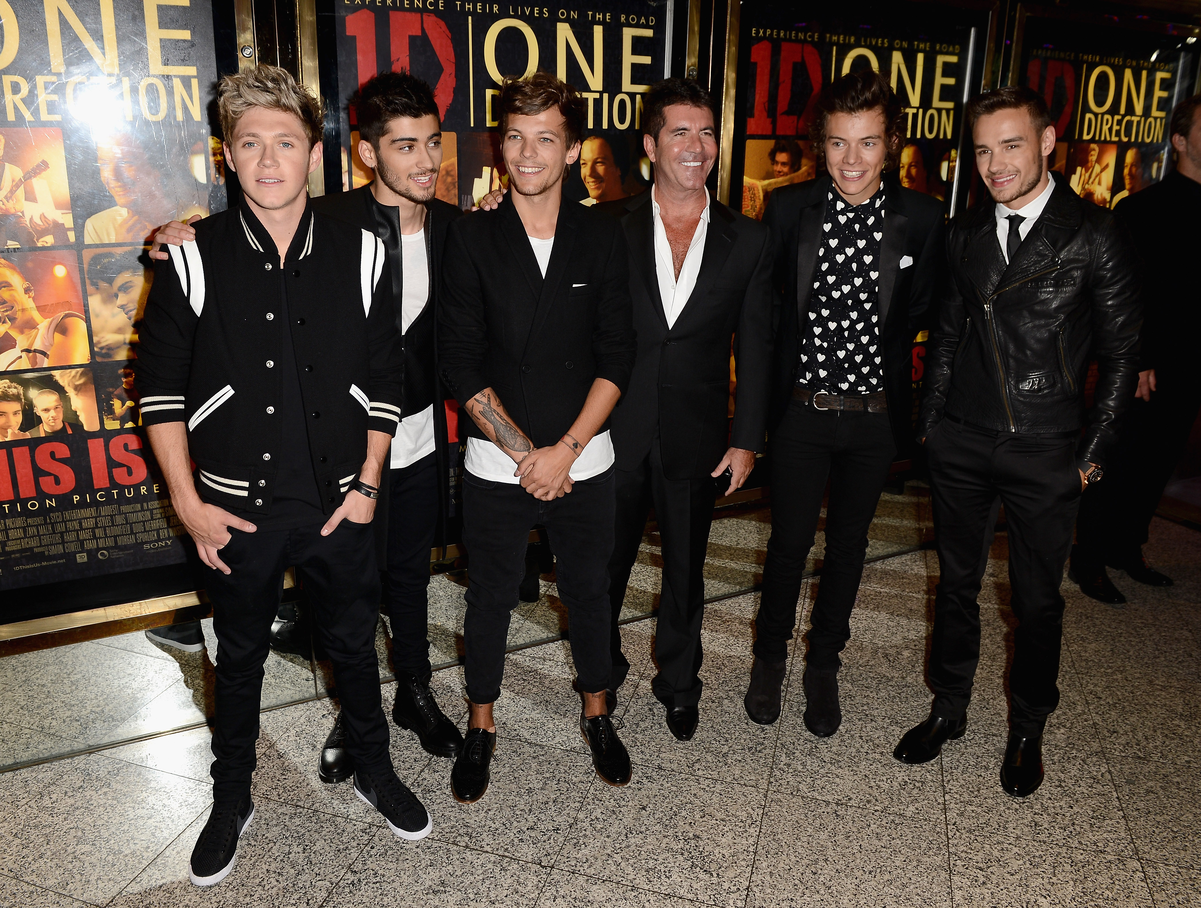 World Premiere Of 'One Direction This Is Us' One Direction posa ao lado de Simon Cowell na premiere de This is Us