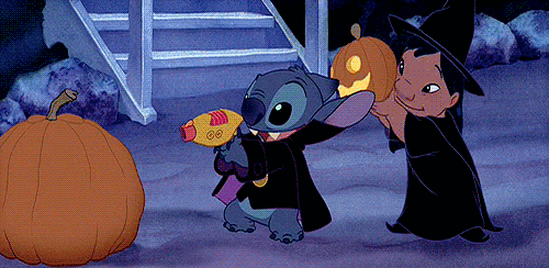 93140-funny-lilo-and-stitch-my-gifs-film-disney-movie-cartoon-halloween Um gif fofinho para a melhor época do ano <3