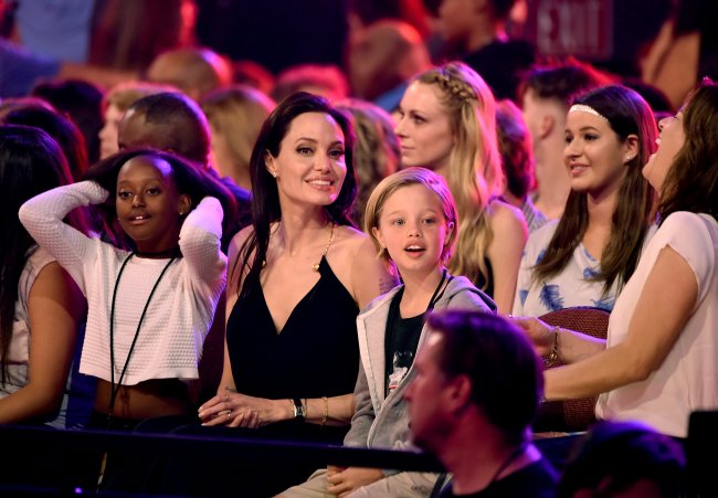 Zahara Marley Jolie-Pitt, Angelina Jolie e Shiloh Nouvel Jolie-Pitt durante o Kids' Choice Awards 2015