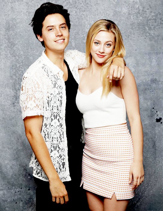 ator-praticamente-confirma-namoro-cole-sprouse-lili-reinhart