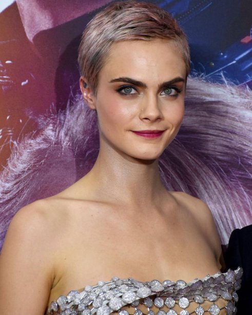 Em outra pré-estreia de "Valerian e a Cidade dos Mil Planetas", Cara apareceu com o cabelo curtinho pintado de rosa e prata