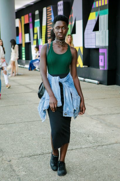 Comprimento mídi apareceu com força no evento. A Nerida Cocamaro escolheu uma saia com body verde lacrador e ainda turbinou o visu com jaqueta jeans na cintura. Estilosa!