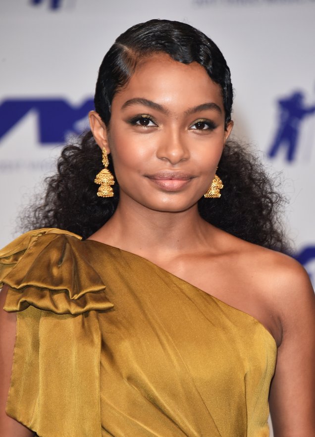 Yara Shahidi usou apenas tons terrosos em seu make. Para abrir o olhar, usou uma sombra dourada do meio da pálpebra até o cantinho interno do olho. Linda, né? Yara Shahidi usou apenas tons terrosos em seu make. Para abrir o olhar, usou uma sombra dourada do meio da pálpebra até o cantinho interno do olho. Linda, né?