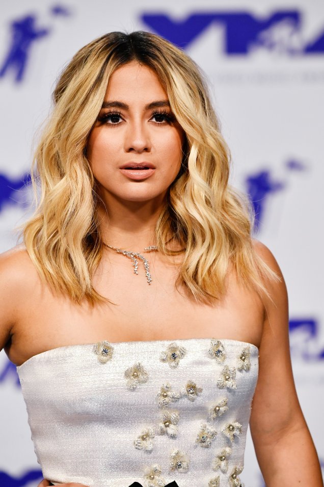 Ally Brooke caprichou nos cílios postiços e na sombra marrom. Nos lábios, um batom nude com um pouco de gloss por cima a deixou ainda mais elegante. Ally Brooke caprichou nos cílios postiços e na sombra marrom. Nos lábios, um batom nude com um pouco de gloss por cima a deixou ainda mais elegante.
