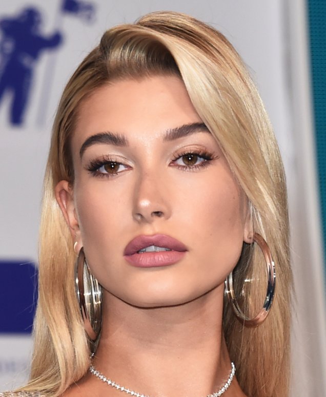 Hailey Baldwin usou tons claros e cintilantes de sombra nos olhos - o que deixou um brilho bem bonito no make. Nos lábios, apostou em um batom mate rosado. Hailey Baldwin usou tons claros e cintilantes de sombra nos olhos - o que deixou um brilho bem bonito no make. Nos lábios, apostou em um batom mate rosado.