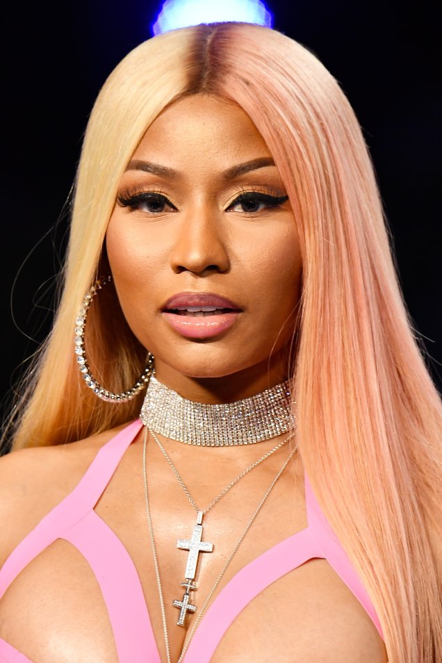 Nicki Minaj apareceu com um delineado gatinho bem grosso, o que levou toda a atenção para o olhar, que também tinha cílios postiços! Nicki Minaj apareceu com um delineado gatinho bem grosso, o que levou toda a atenção para o olhar, que também tinha cílios postiços!