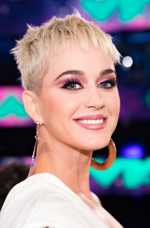 Katy Perry caprichou no olhar! Com uma pele mais natural e um batom cremoso, a apresentadora da noite apostou em tons de rosa para a sombra, criando uma espécie de gatinho um pouco mais afastado dos cílios. Katy Perry caprichou no olhar! Com uma pele mais natural e um batom cremoso, a apresentadora da noite apostou em tons de rosa para a sombra, criando uma espécie de gatinho um pouco mais afastado dos cílios.