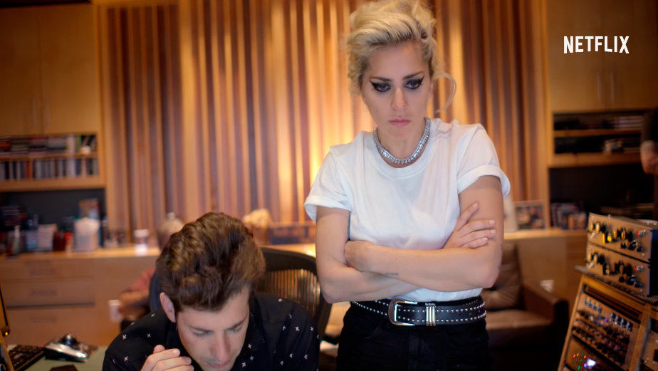 Lady Gaga ao lado do produtor Mark Ronson no documentário Gaga: Five Foot Two 