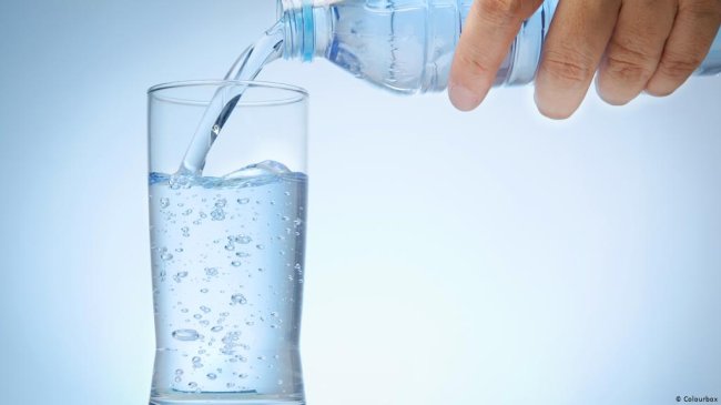 Tomar muita água com gás faz mal para os dentes, afirma estudo
