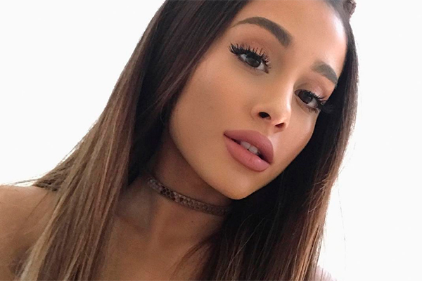 ariana grande cabelo cinza