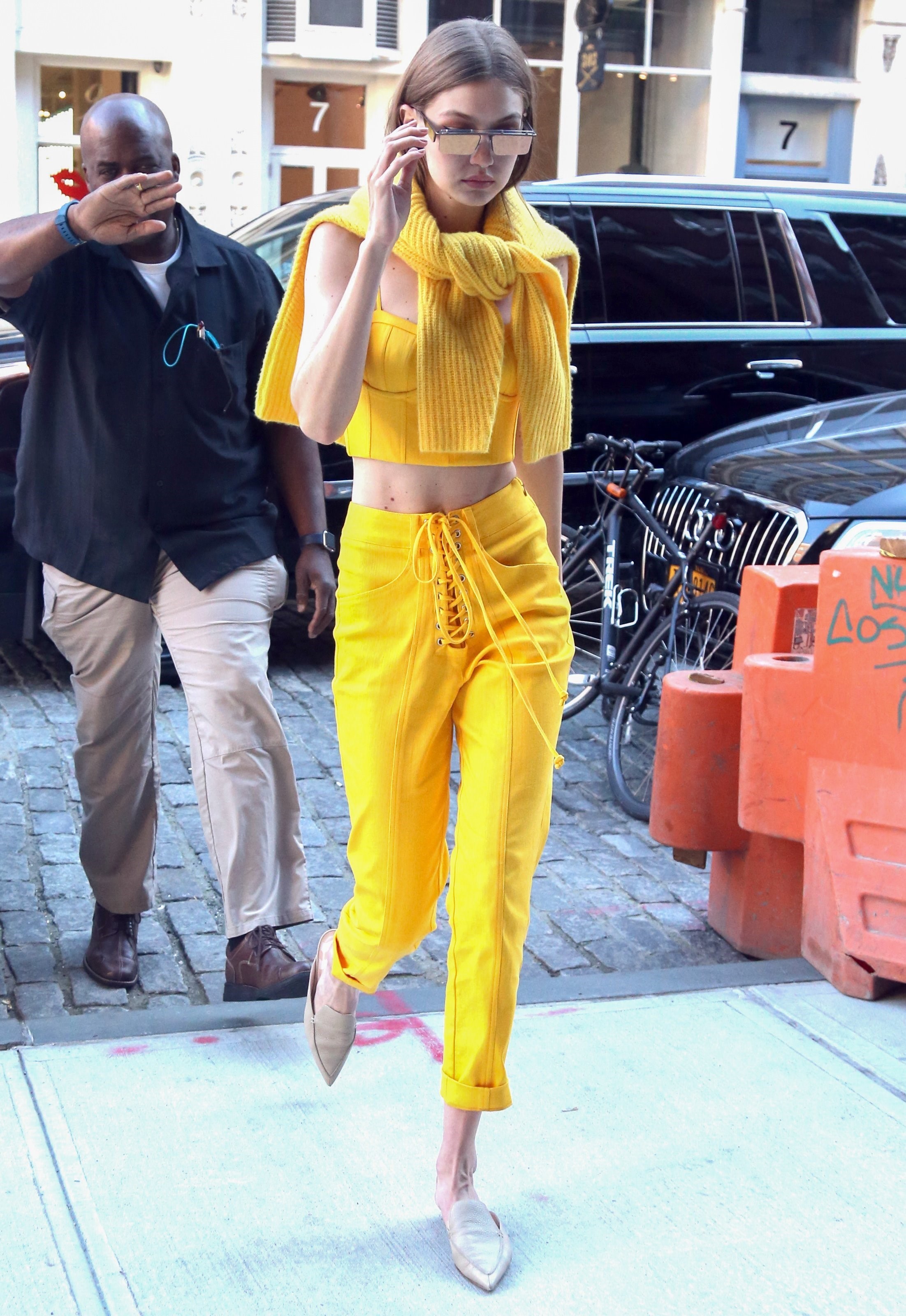 gigi-hadid-look-do-dia-amarelo