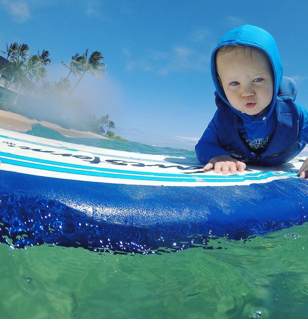 Freddie Tomlinson surfando