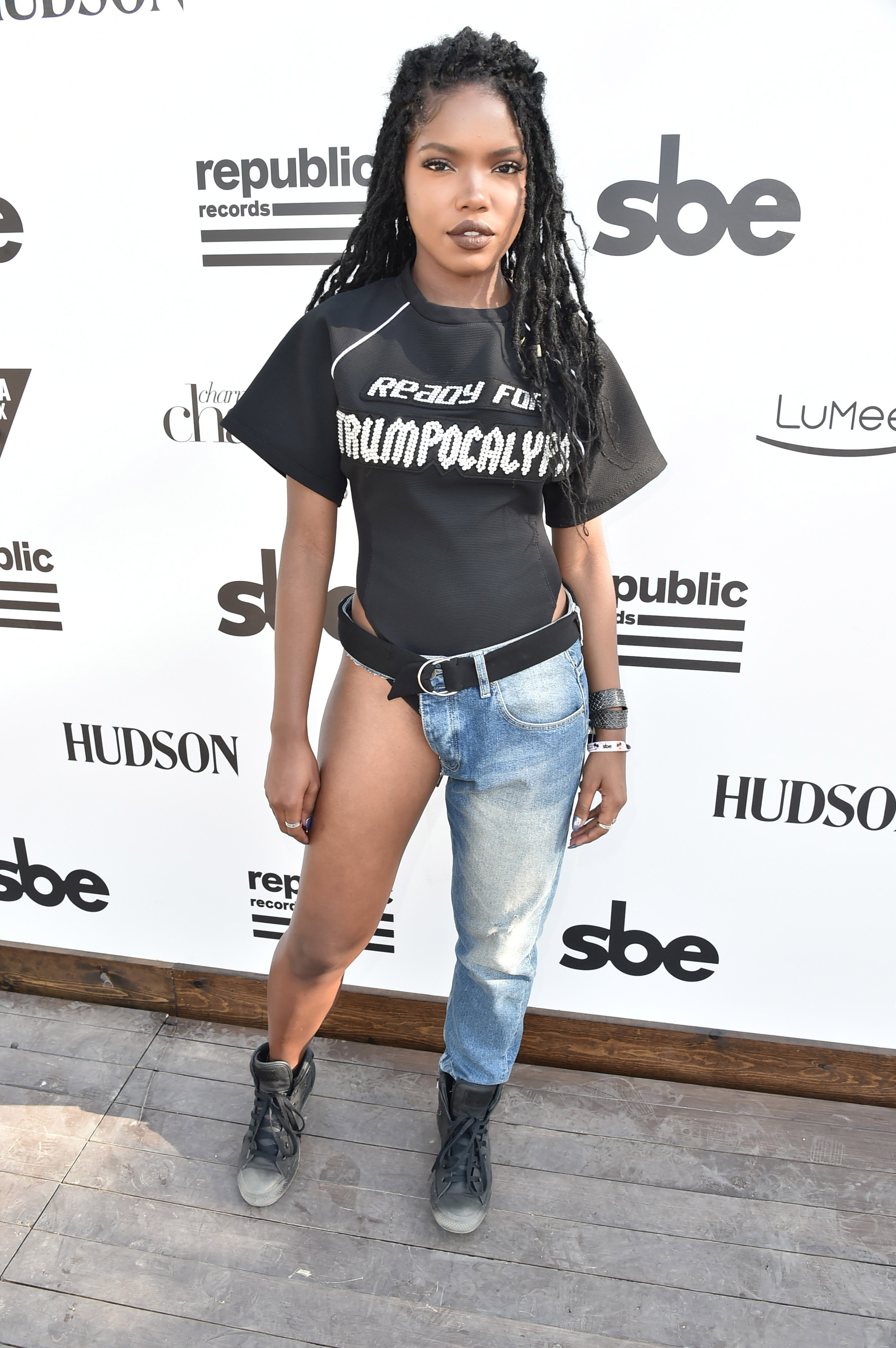 Ryan Destiny calça jeans uma perna só