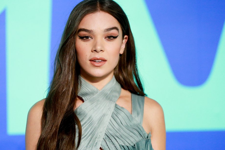 <span>As sobrancelhas da Hailee Steinfeld são naturais e têm um desenho bem marcado.</span>