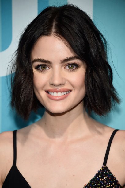 A marca registrada da Lucy Hale são as sobrancelhas grossas, mas acredita que ela disse que <a href="https://preprod.capricho.abril.com.br/beleza/a-atriz-lucy-hale-revelou-seu-maior-arrependimento-de-beleza/">exagerava na pinça quando era mais nova</a>?