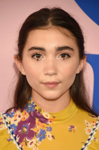 Rowan Blanchard é cheia de atitude e, aos 15 anos, desfila por aí com este look poderoso!