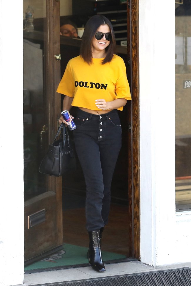 selena gomez street style jeans