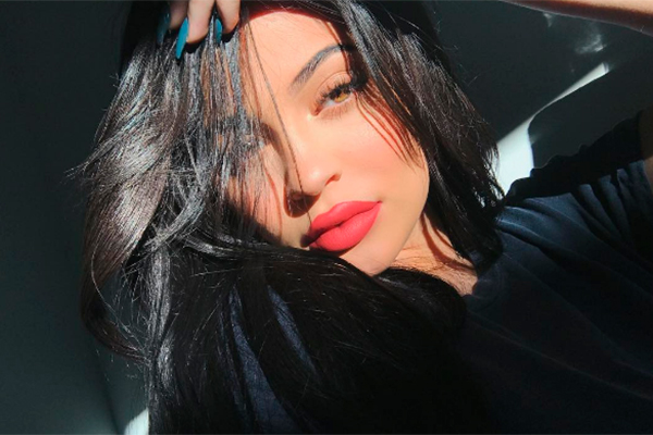 kylie jenner cílios brancos