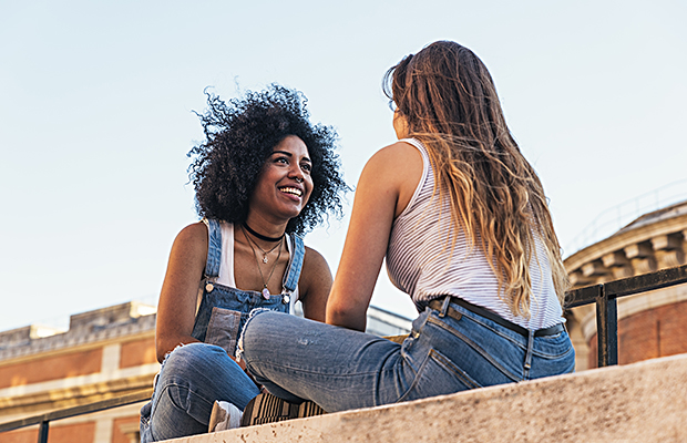 Garota negra conversando com amiga