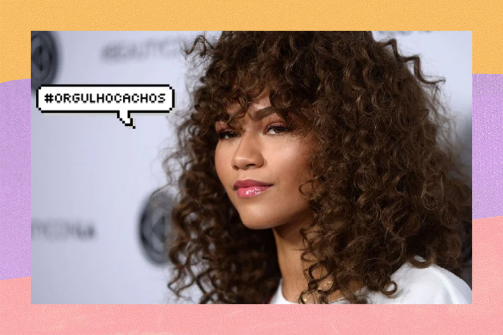 Montagem em fundo amarelo, lilás e rosa com foto de Zendaya com cabelo cacheado e balãozinho escrito #OrgulhoCachos ao lado