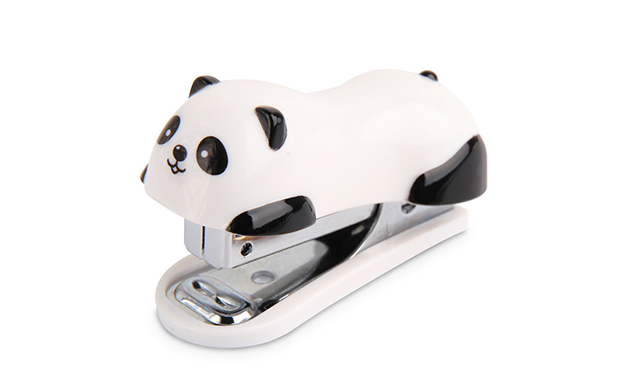 Panda grampeador <a href="https://yohstore.com.br/produto/mini-grampeador-panda-super-kawaii/">Yoh Store</a> (R$ 46,90*).