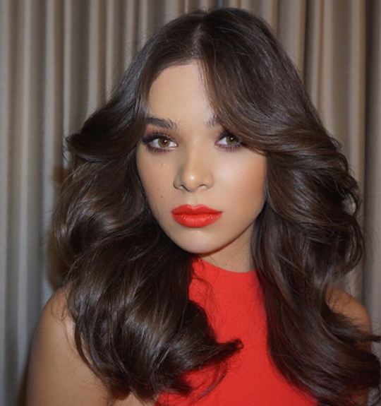 hailee-steinfeld-cabelos-volumosos