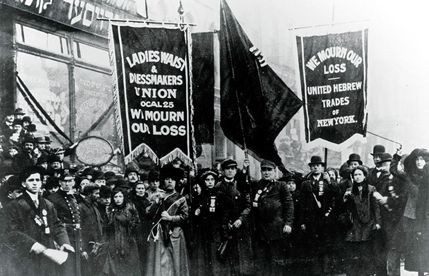 <em>Marcha em homenagem às mulheres que morreram no incêndio.</em>