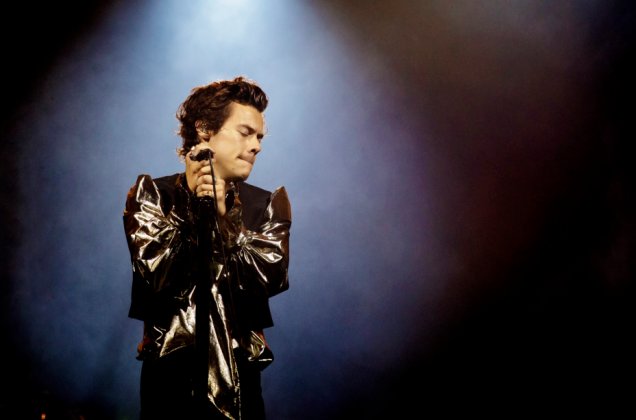 Harry chegou com uma camisa prateada e um coletinho preto. Quer look mais ele? Harry chegou com uma camisa prateada e um coletinho preto. Quer look mais ele?