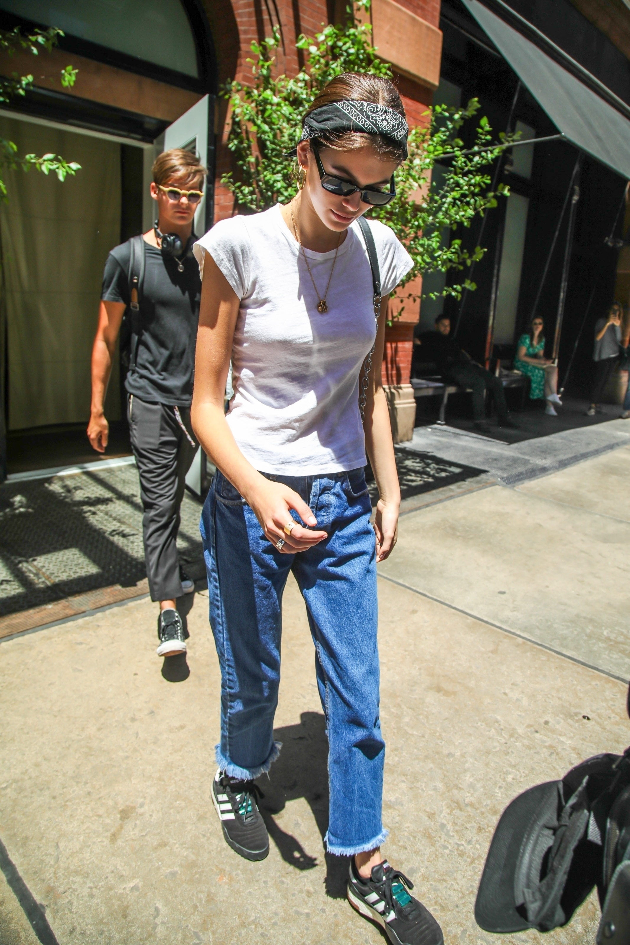 kaia-gerber-look-com-bandana-street-style