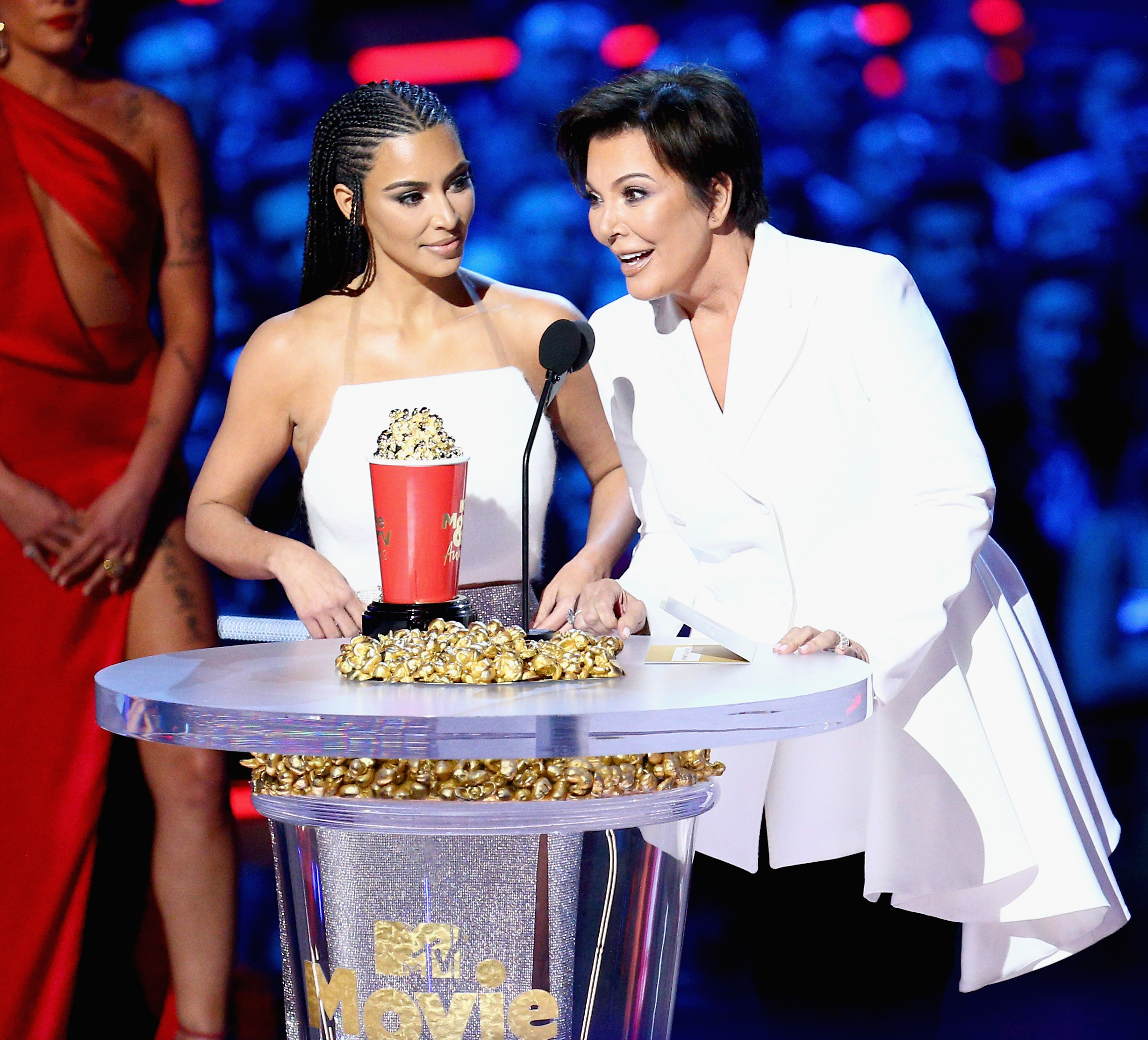 2018 MTV Movie And TV Awards - Kim Kardashian e Kris Jenner aceitando o prêmio de Melhor Reality Show