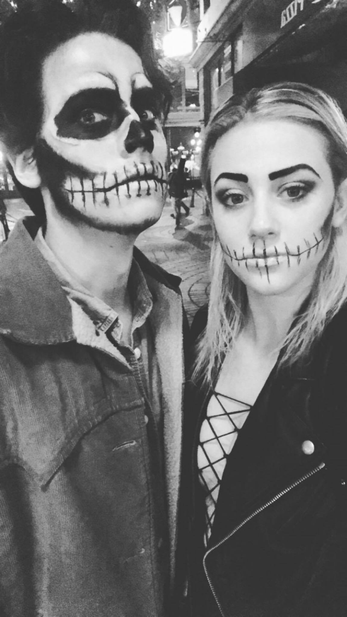 lili-reinhart-cole-sprouse-usam-fantasias-combinando-no-halloween