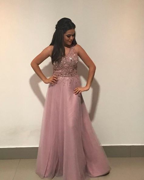 Maisa ainda está no ensino médio, mas para a sua formatura do ensino fundamental, ela já usou um vestido deuso cor de rosa.