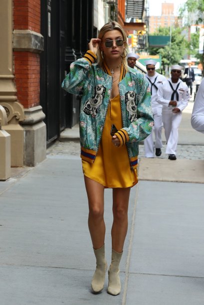 Outro tipo de vestido também aparece nas produções da Hailey. Estamos falando dos slip dress ou vestido camisola. Aqui, ela deixou a peça mais street com a jaqueta bomber oversized.