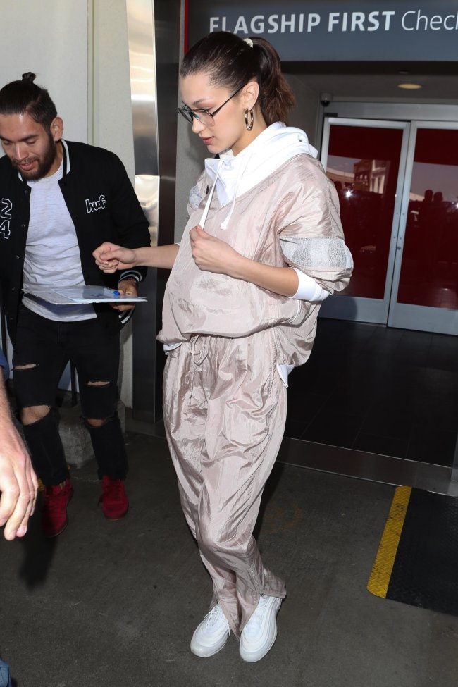 bella-hadid-agasalho-nylon Bella Hadid usando agasalho de nylon, tendencia nos anos 80