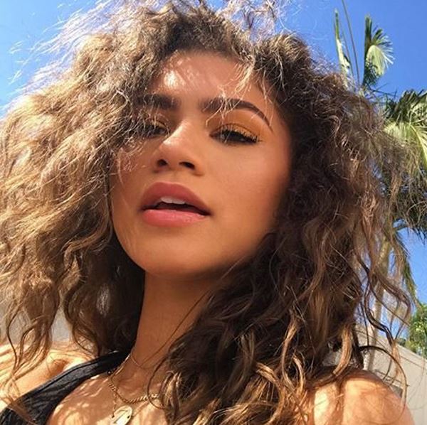famosas-que-quebram-padrõe-de-beleza-zendaya famosas-que-quebram-padrõe-de-beleza-zendaya