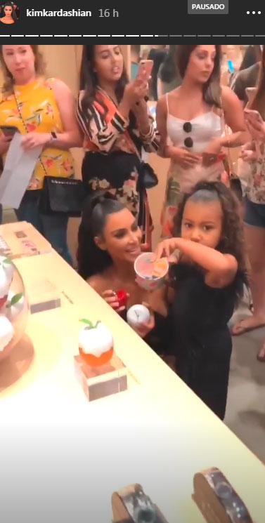 north-west-e-kim-kardashian-mesmo-penteado-2 north-west-e-kim-kardashian-mesmo-penteado-2