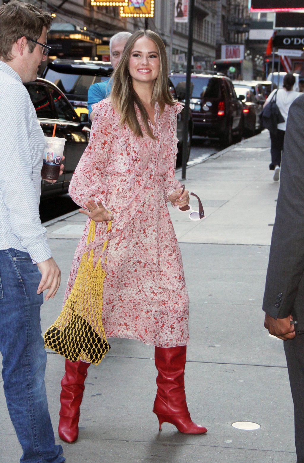 Debby Ryan toda linda no street style.