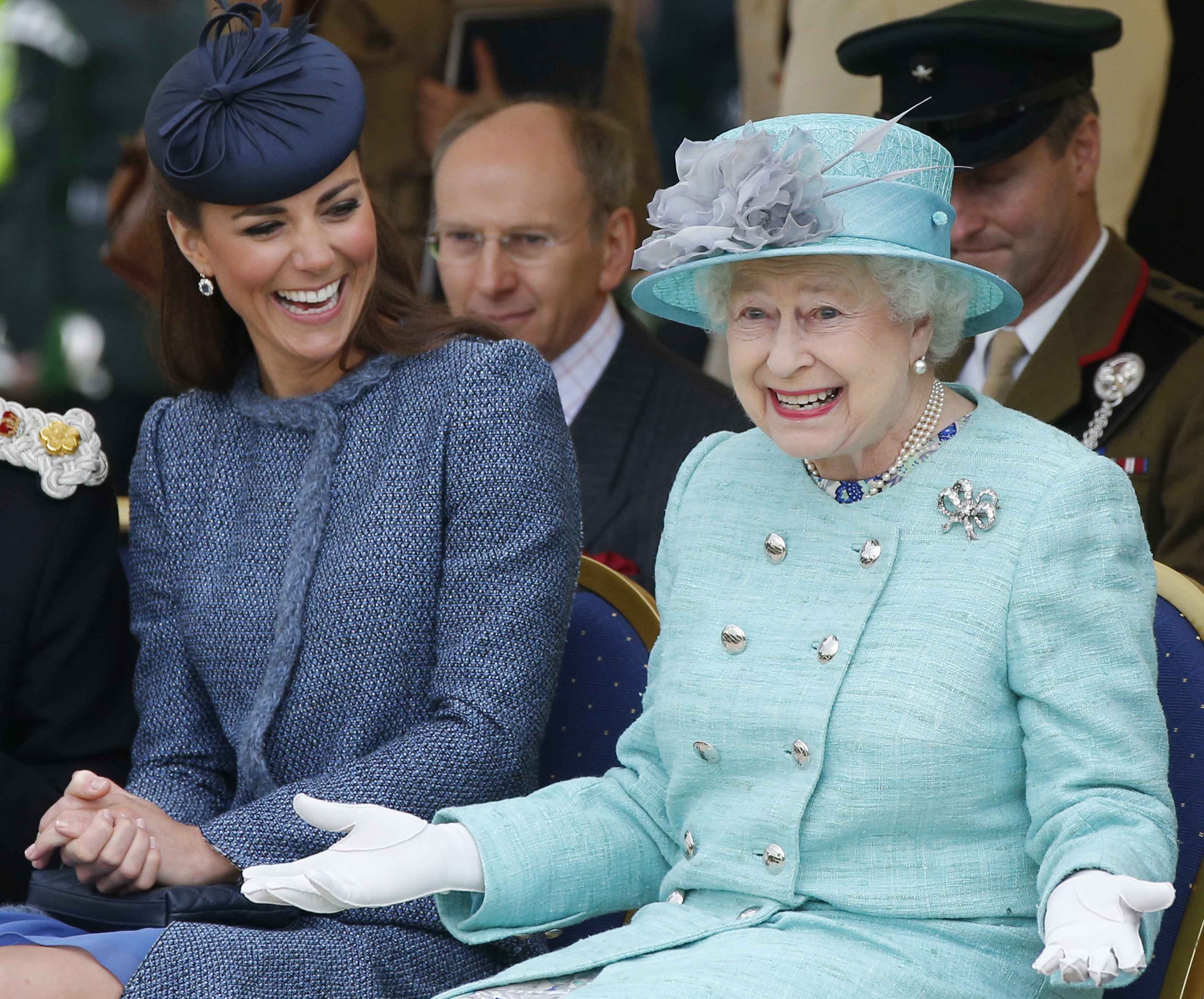 rainha-elizabeth-e-kate-middleton-dividem-joias