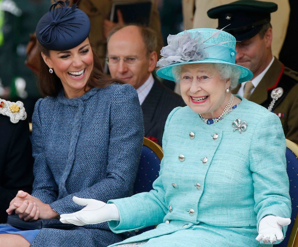 rainha-elizabeth-e-kate-middleton-dividem-joias