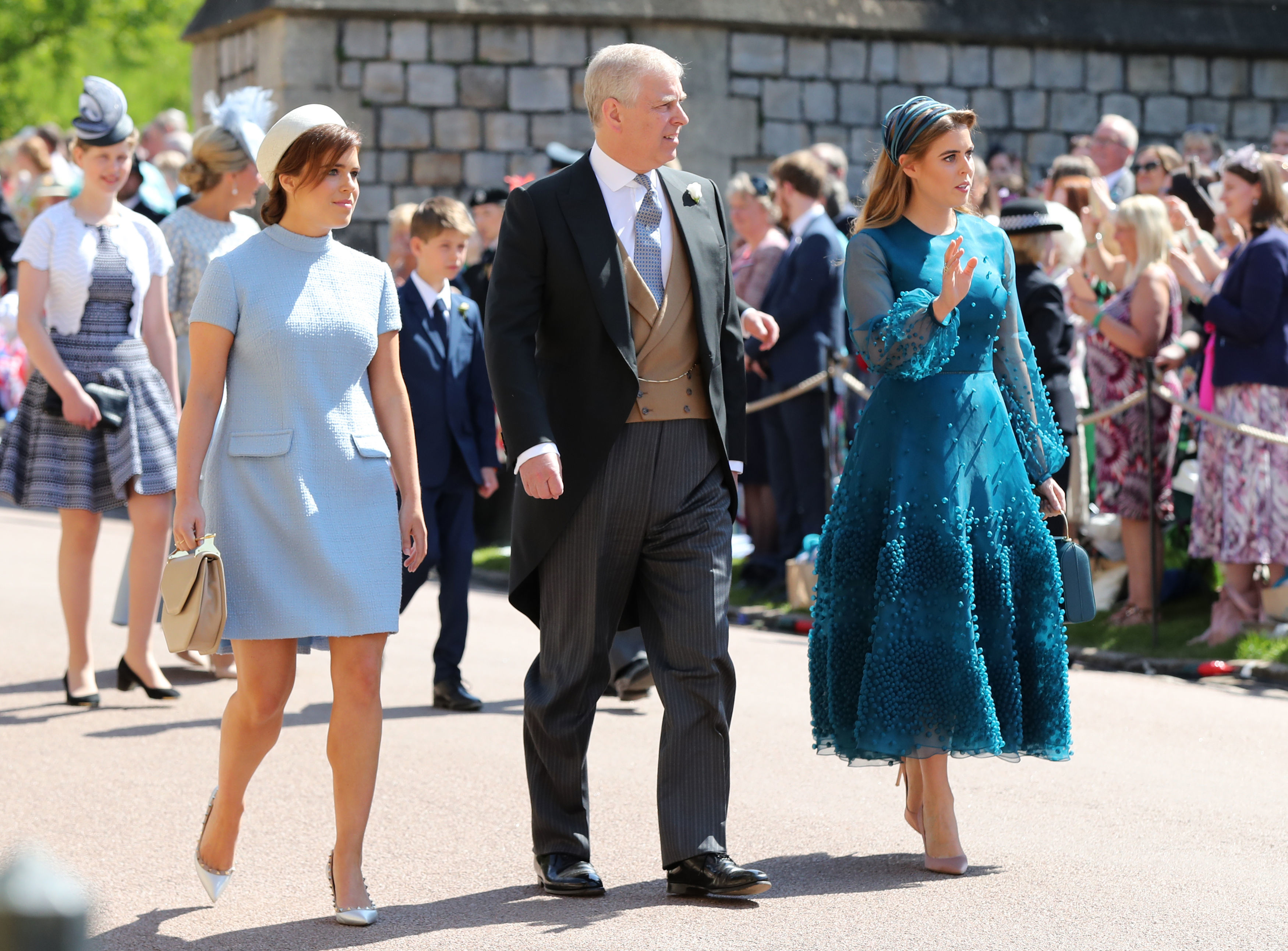 Eugenie e Beatrice com o pai, o príncipe Andrew, no casamento do príncipe Harry e Meghan Markle.